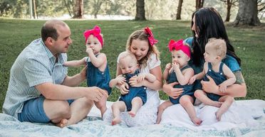 Женщина родила сразу четырех малышей, но самый большой сюрприз ждал ее впереди (фото)