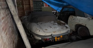 Сокровища в сарае: на ферме нашли заброшенную коллекцию редких винтажных авто (видео)