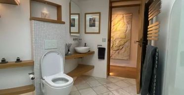 Молоді батьки розслаблялися у ванній, а потім ненароком побачили пару очей (фото)