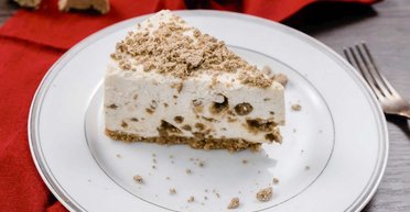 Нежный и сливочный: рецепт чизкейка с халвой и овсяным печеньем