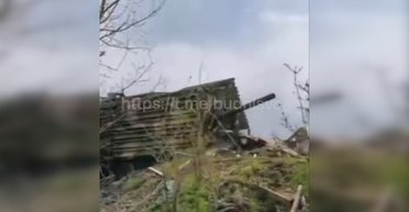 "Скоро начнут шпаклевать": ВС РФ для защиты обшили танк металлочерепицей (видео)