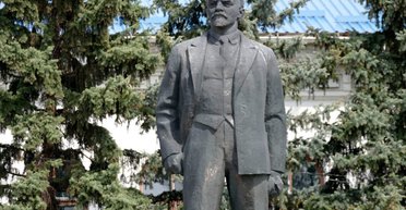 Залишилися тільки в окупації: в Україні знесли останнього Леніна (фото)
