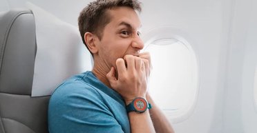 Пассажир в самолете услышал, как ребенок кричит: его короткая фраза вызвала аплодисменты в интернете