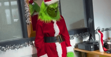 Студентка в костюме Гринча ворвалась в школу и устроила "праздничный ужас" (видео)