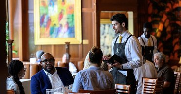 Турист заказал блюдо в Италии: реакция официанта растрогала всех (видео)