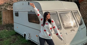 Купила за $600: девушка превратила старый фургон в дом своей мечты (видео)