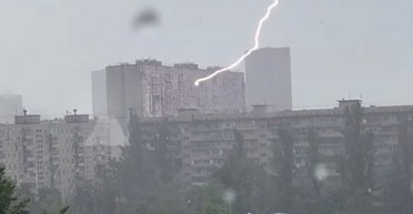 В Киеве непогода: молния попала прямо в дом, местами выпал град (видео)