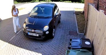 Авто поїхало в кущі без водія: помилка дівчини стала вірусною сенсацією (відео)