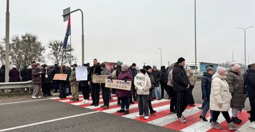 "Обіцянки були, компенсації немає": біля Житомира люди перекрили трасу Київ — Чоп (фото, відео)