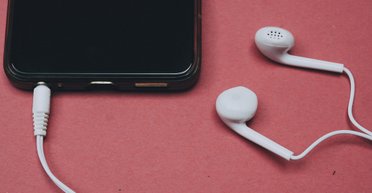 Проводные наушники снова в тренде: лучшие современные смартфоны с нужным разъемом (фото)