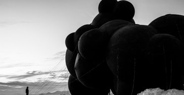 Простояла всего день: украинскую инсталляцию "Черное облако" на фестивале Burning Man в США разрушила мощная буря