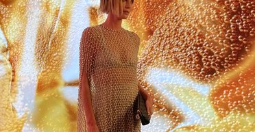 Шарлиз Терон в платье-сетке с бисером появилась на показе Dior