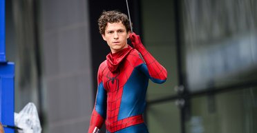 Актер Том Холланд получил серьезную травму на съемках "Человека-паука" и попал в больницу