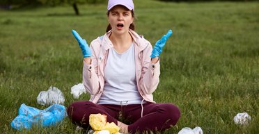 Находка женщины во время уборки мусора породила жуткую теорию в сети (видео)