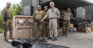 Порошенко показав "трофей з-під Покровська": волонтери впізнали український БПЛА (фото)