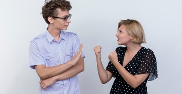 Совет брата относительно свиданий сестры с мужчинами привели к ссоре: что произошло (фото)