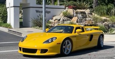 ДТП на $1,5 миллиона: знаменитый суперкар Porsche разбили и бросили прямо на улице (фото)