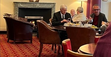 Ресторан, де потрібно платити за вхід: чому гості витрачають сотні фунтів ще до замовлення