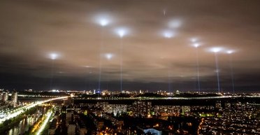 "Летить просто на нас": свідок НЛО закричав, помітивши червоні квадрати, що світяться