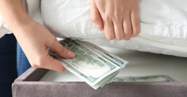 Жінка протягом 30 років потай від чоловіка відкладала "заначку": тепер вона мільйонерка (фото)