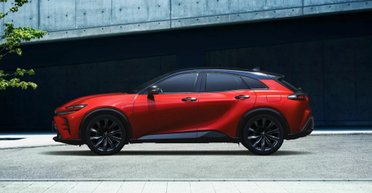 Яркий дизайн и расход 4,7 л на 100 км: на рынок вышел премиальный кроссовер Toyota (видео)