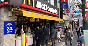 Чоловік планує харчуватися в McDonald's протягом 100 днів: він уже схуд на 15 кг (відео)
