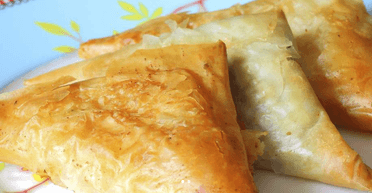 Тиропіта з тістом філо та сирною начинкою: рецепт традиційної грецької закуски