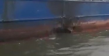 Продырявленный и обгоревший: сети показали российский танкер Sig после удара дрона (видео)