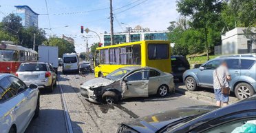 Отказали тормоза: в Киеве неуправляемый трамвай протаранил более 10 авто (фото, видео)