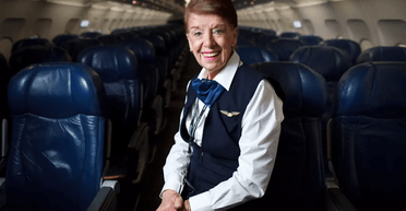 Майже 70 років у небі: у США померла стюардеса, яка працювала найдовше у світі (фото)