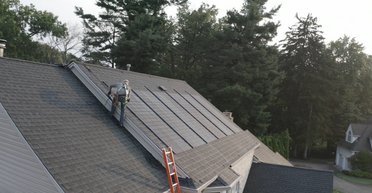 Генератор вместо крыши: создана первая в мире солнечная черепица на гвоздях (видео)