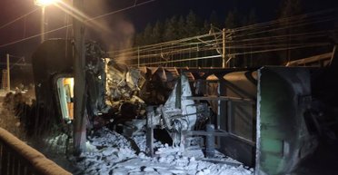 Двое погибших и 31 пострадавший: в РФ задержали машиниста после крушения поездов (фото)