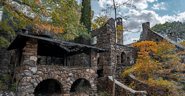 Час не пошкодував: три розкішні особняки, що стали всесвітньо відомими руїнами (відео)