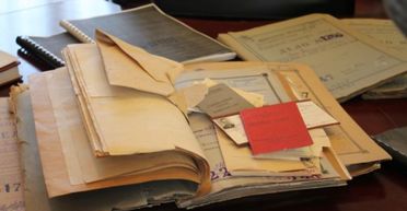 "Не можу повірити": жінка знайшла документи дідуся про його роль у Другій світовій війні