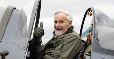 "Трохи заіржавів": колишній пілот ВПС у 102 роки знову підняв винищувач у небо (відео)