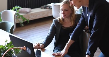 Мужчины или женщины: кто из украинцев больше зарабатывает и почему