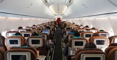 Не могли вимкнути: пасажирам літака протягом години показували фільм для дорослих