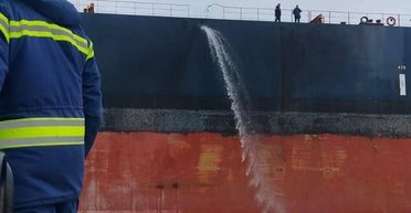 Росіяни атакували в Одесі два цивільні судна: є поранені (фото)