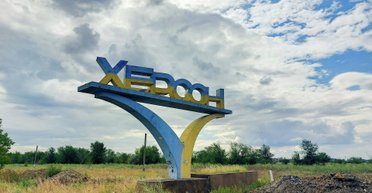 Окупанти вдарили по цивільному автобусу в Херсоні: є загиблі і поранені (фото)