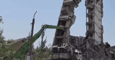 Заметают следы преступлений: россияне сносят разрушенные дома в Авдеевке (видео)