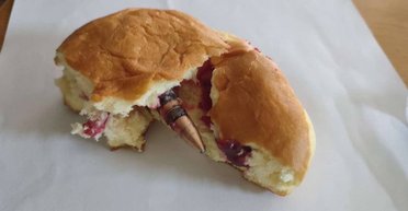 В супермаркете Ивано-Франковска приобрели пончик с патроном: что говорят в полиции