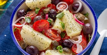 Постное меню: рецепт вкусного картофельного салата с оригинальными ингредиентами (видео)