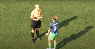 "Це чемпіонат України": арбітриня покарала футболістку за російську мову на полі (відео)