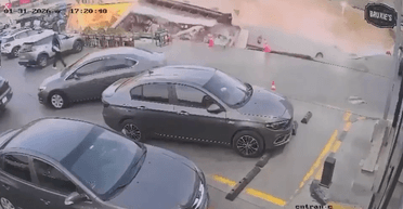 Заправка в Египте внезапно провалилась под землю на глазах у водителей: момент попал на видео