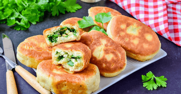 Ліниві пиріжки з цибулею та яйцем на сковороді: рецепт нашвидкуруч