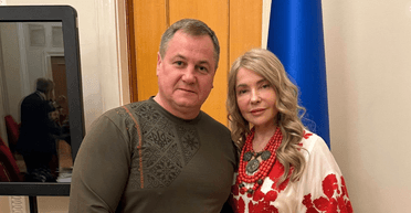 Юлія Тимошенко відзначила День вишиванки в сукні за 117 тисяч грн, деталі (фото)