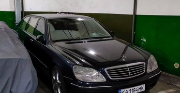 Их выпустили всего 77: в Киеве заметили роскошный лимузин Mercedes 2000-х (фото)