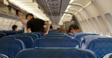 Стюард во время рейса из США внезапно исчез: его неожиданно застукали за танцами в туалете (фото)