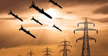 Темные времена. Как обстрелы ВС РФ энергетики повлияют на производство и зарплаты