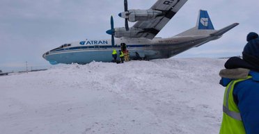 Шасси не выдержало: в РФ самолет Ан-12 жестко приземлился в сугроб (видео)